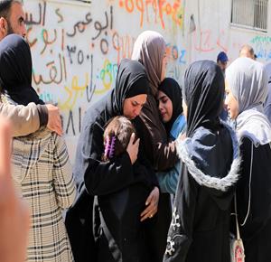 وداع جثامين ثلاثة شهداء في مستشفى الشفاء ارتقوا بقصف إسرائيلي في حي الزيتون شرق مدينة غزة